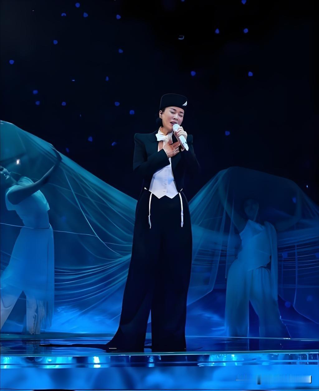 9月12日那英南京演唱会现场，时隔38年重新编曲演绎成名曲《山沟沟》，直接把全场