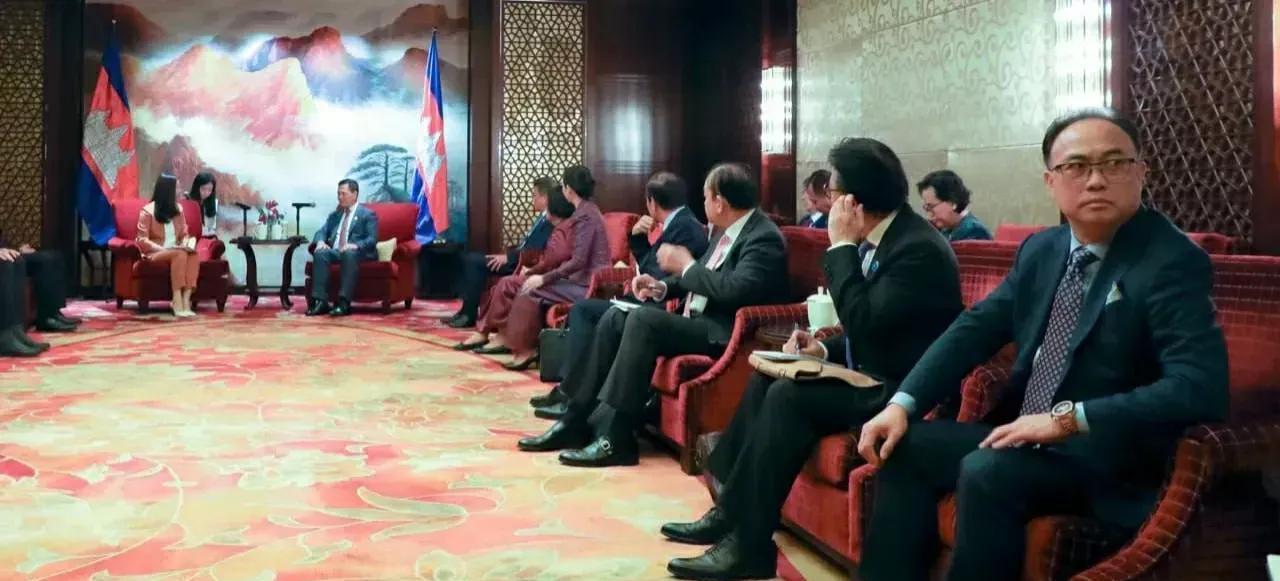 柬埔寨首相洪马内，第2次访华又带着皇家集团的老板陈丰明，陈丰明真成御用商人了。当