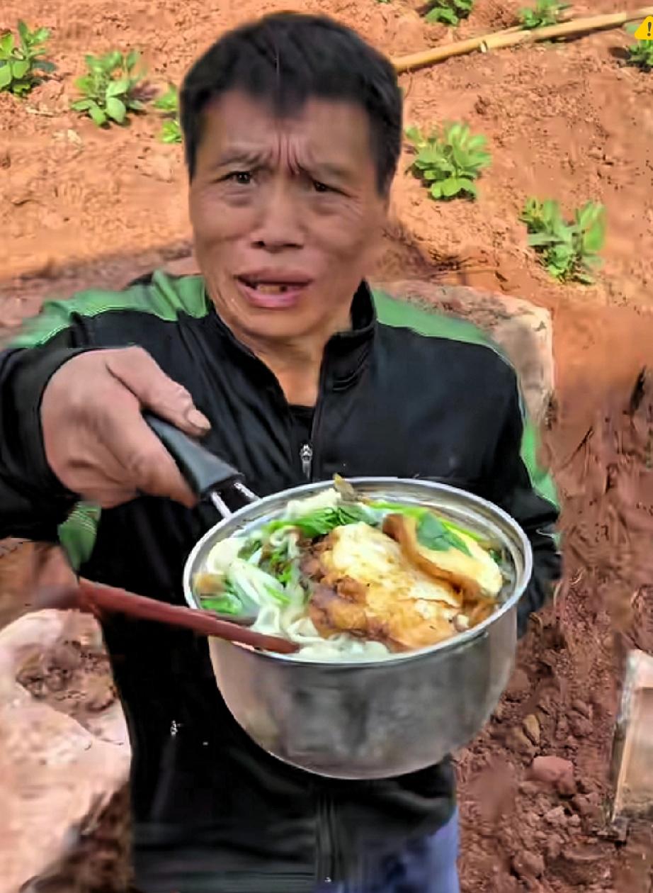 世间还有真情在！出门在外打拼，最让人破防的往往不是赚了多少钱，而是陌生人递来