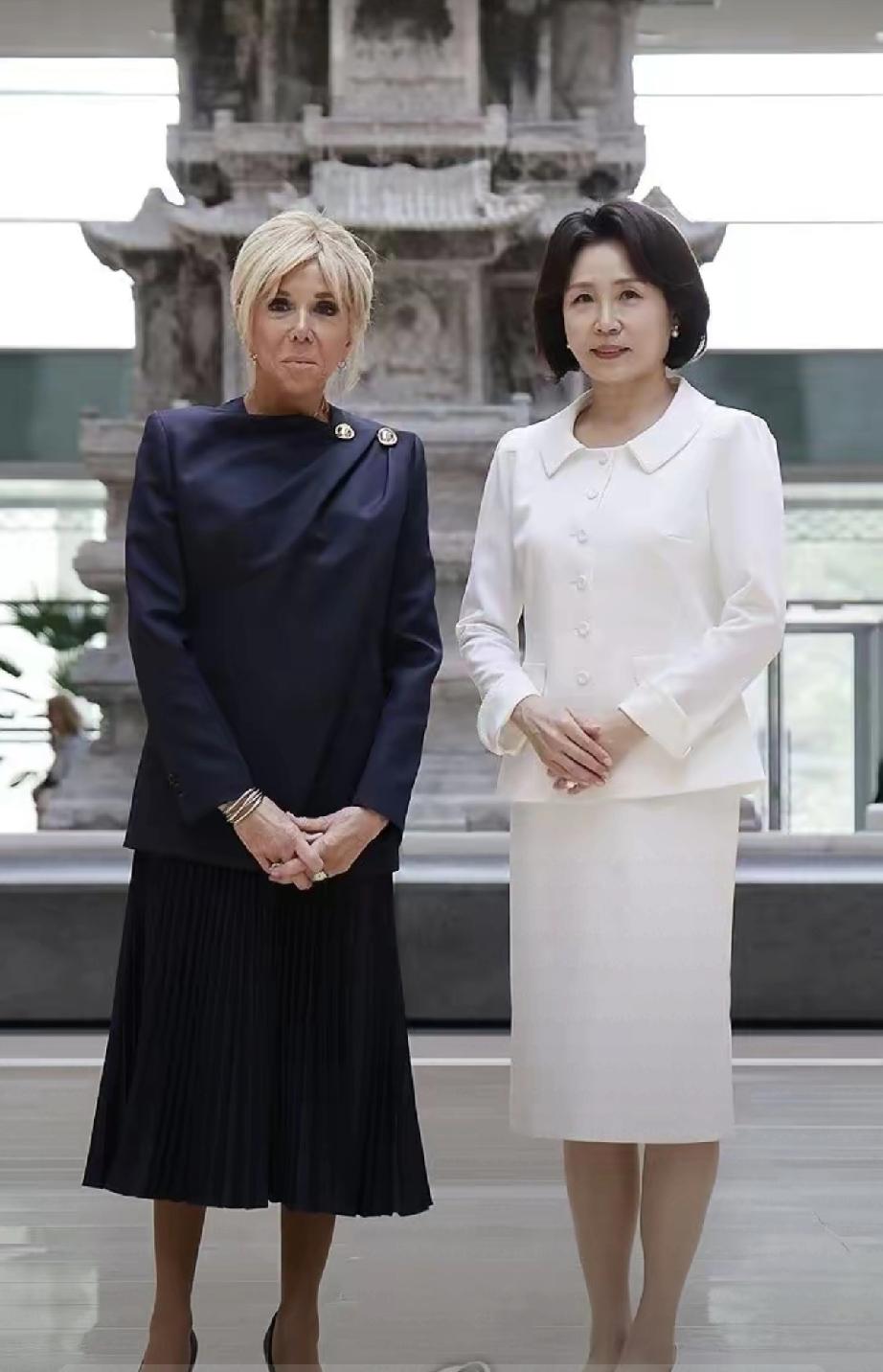 韩国总统夫人金惠景秒杀前总统夫人金建希。长相清秀的金惠景，笑意盈盈好有亲和力；