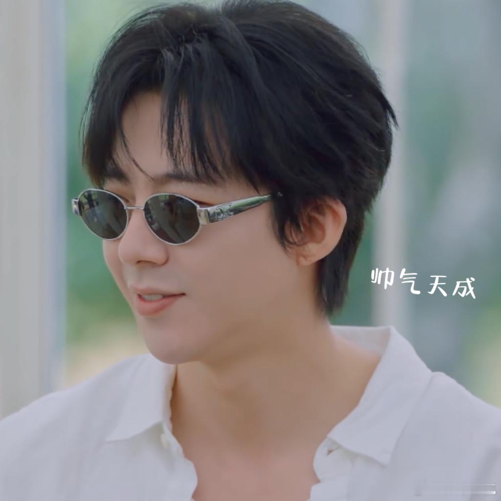 刘宇宁耍帅简直易如反掌谁看了刘宇宁节目里的操作不迷糊啊！听词做动作时，“洗澡”
