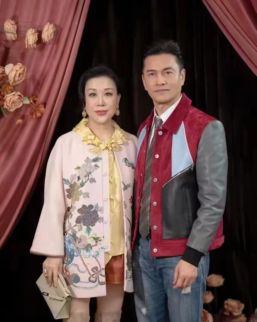 近日，70岁吕良伟携妻子杨小娟现身普陀山祈福的画面引发热议。镜头中，吕良伟身着浅