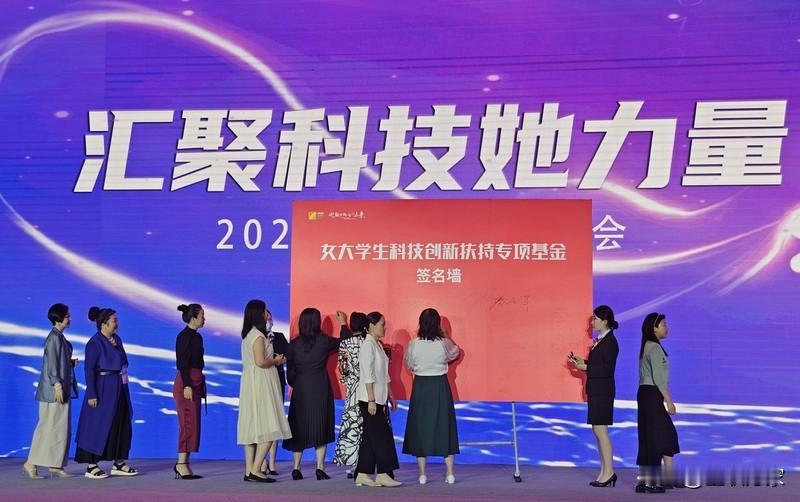 11月21日两院院士增选结果揭晓，新当选的两院院士中有13位女性科学家，这背后藏