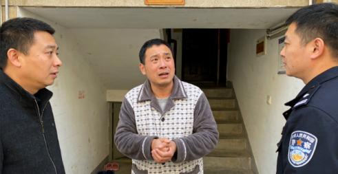 女儿踢球砸坏邻居一盆君子兰，对方要求赔7万2，二话没说转了账，隔天就带着工商局的