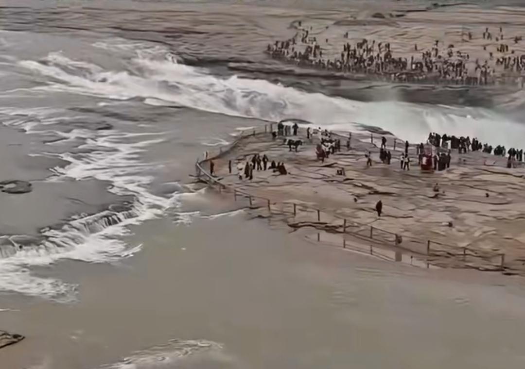 近日，一名游客在壶口瀑布景区外拍视频，对着黄河说：“妈，我们来看你了，门口要钱，