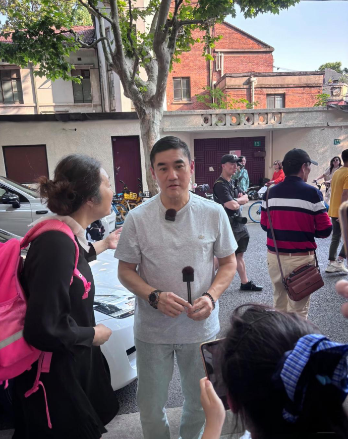 58岁吴大维在上海街头被偶遇，他胖了好多，身形臃肿，和年轻时差距太大了，明星都管