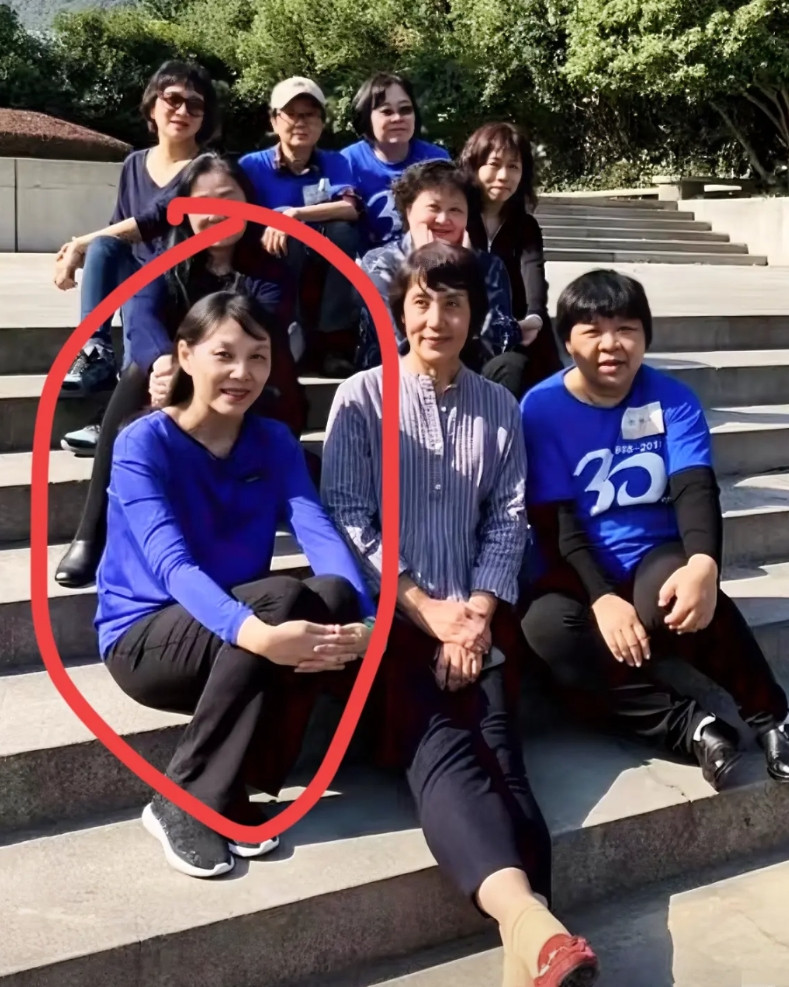杜建英也是想不明白如今她已经59岁距离退休也就一年的时间了，更何况在这场