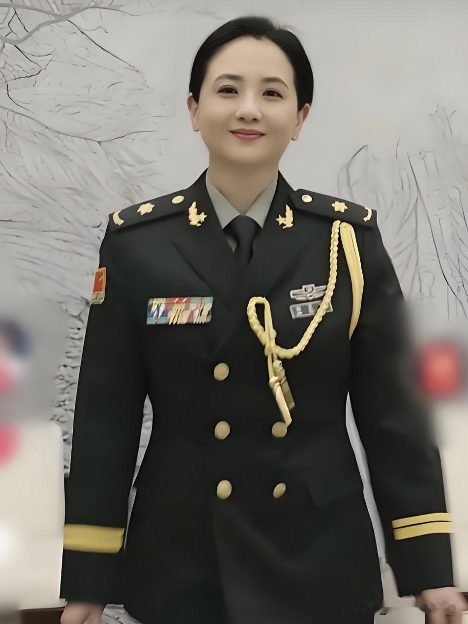 陶慧敏是刻在几代人记忆里的古典美人，演活了弱柳扶风的林妹妹，也把小白菜的温婉坚韧