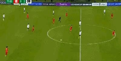 越南后卫被他撞飞3米昨晚U23亚洲杯，拜合拉木替补20分钟，一传一造红。对