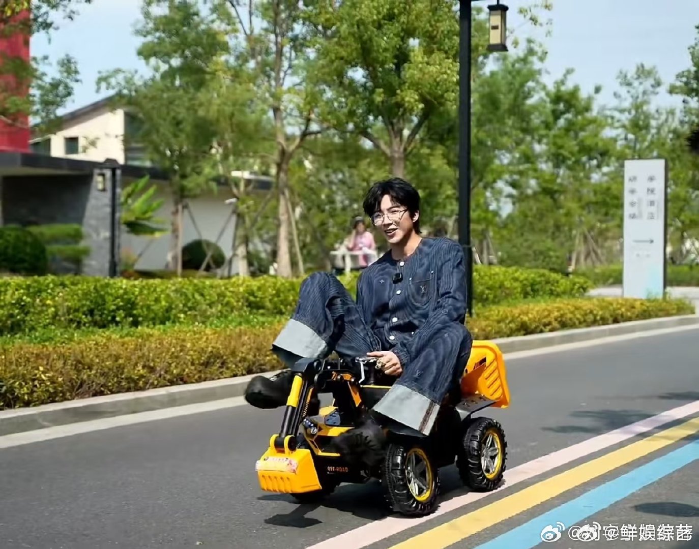 第一次见这样的上班直播谁懂啊！上班直播比正片还好看！欧阳娜娜抱狗走“治愈系”路