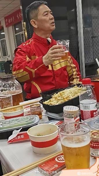 这有点不合适吧？刘强东人还在世上呢，他曾经打过的地铺，都成展览品了。有点儿夸张了