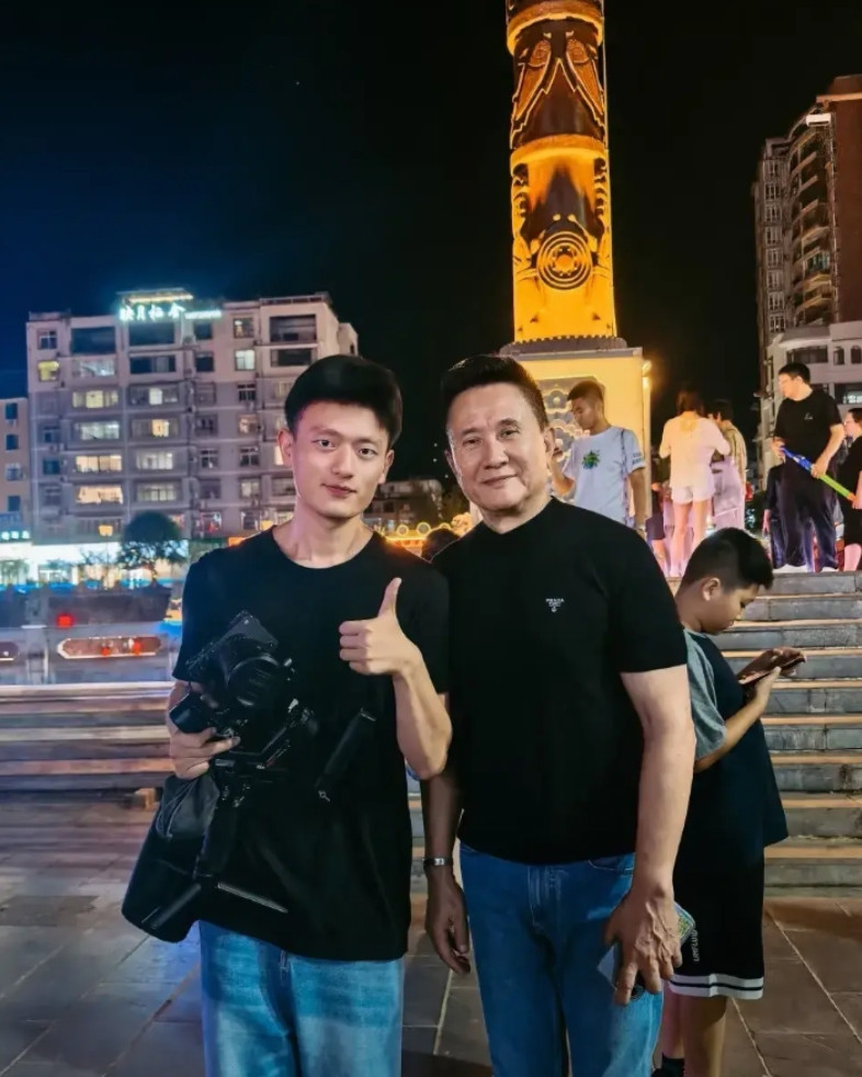 一下子想不起来他演过的人物