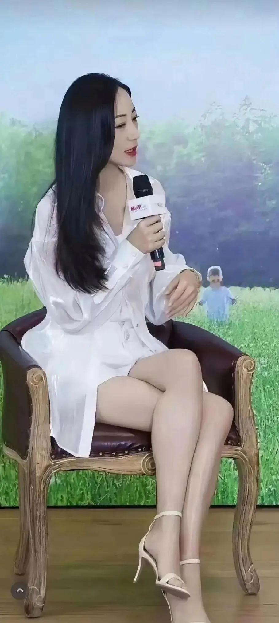 韩雪这身活动穿搭太圈粉！光泽感白衬衫裙随性雅致，长发柔润披肩，细带高跟凉鞋轻盈利