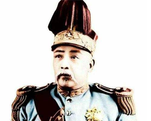1915年夏，张作霖晋见袁世凯，一见面便迫不及待地说：“我带着几个把兄弟把八大胡