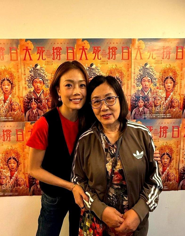 台上是当年拒过张国荣求婚的毛舜筠在拼首秀，台下79岁的汪明荃却瘦得有点脱相。汪明荃前脚刚穿红球衣给港