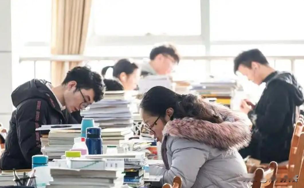 请问：研究生考公上岸后有级别吗？答案：有，硕士研究生试用期满考核合格后，一般