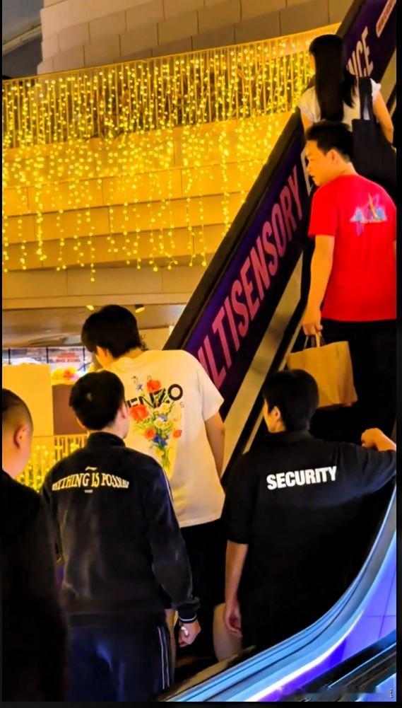 什么时候王楚钦的穿搭都会让人眼前一亮！这件背上有花花的衣服配上额前的刘海发型