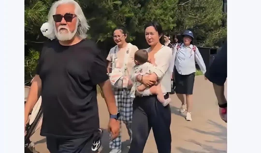 张纪中一家巴黎游玩，74岁体格格外的健硕，杜星霖身材爆表！