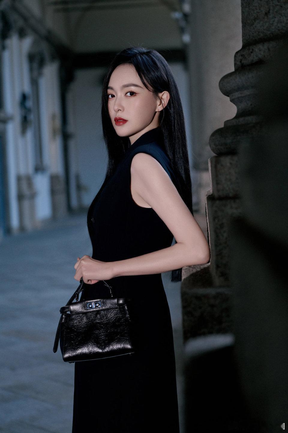 唐嫣FENDI看秀待遇，新总监手写邀请信、上身超季成衣、看秀座位在CEO和CE