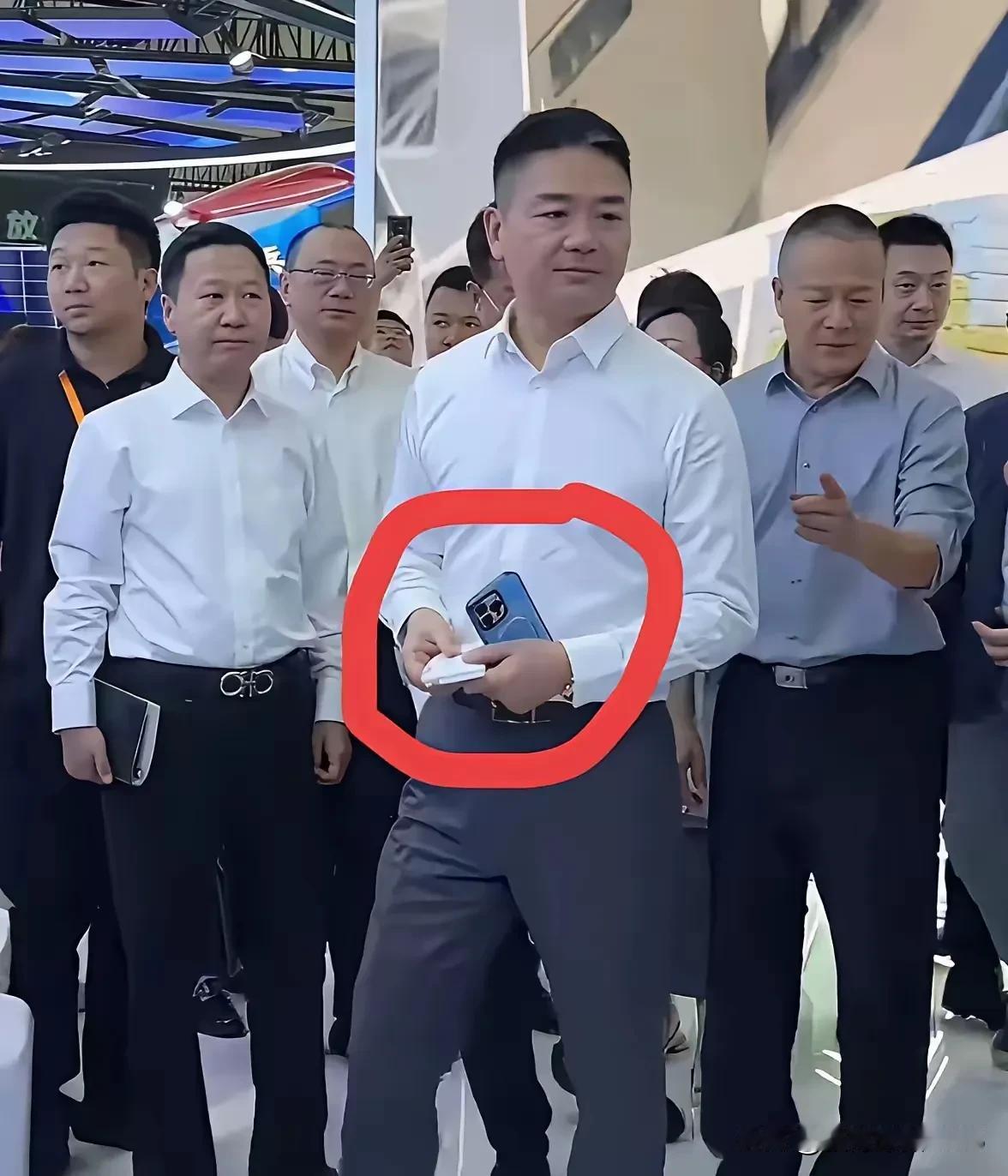 刘强东拿的也是国产手机，和普通老百姓拿的手机一样，大老板低调朴实不张扬！像刘