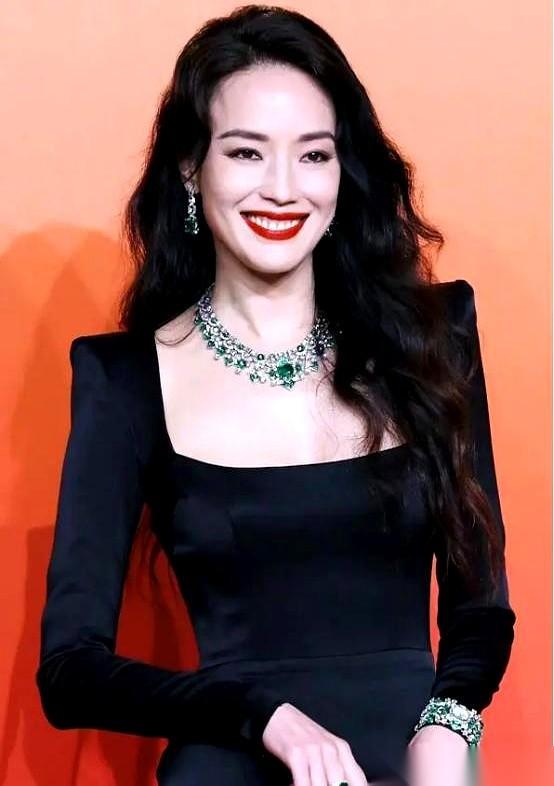 舒淇那些年脱掉的衣服，是冯德伦一件一件帮她穿回来的。不，这么说格局小了。是冯