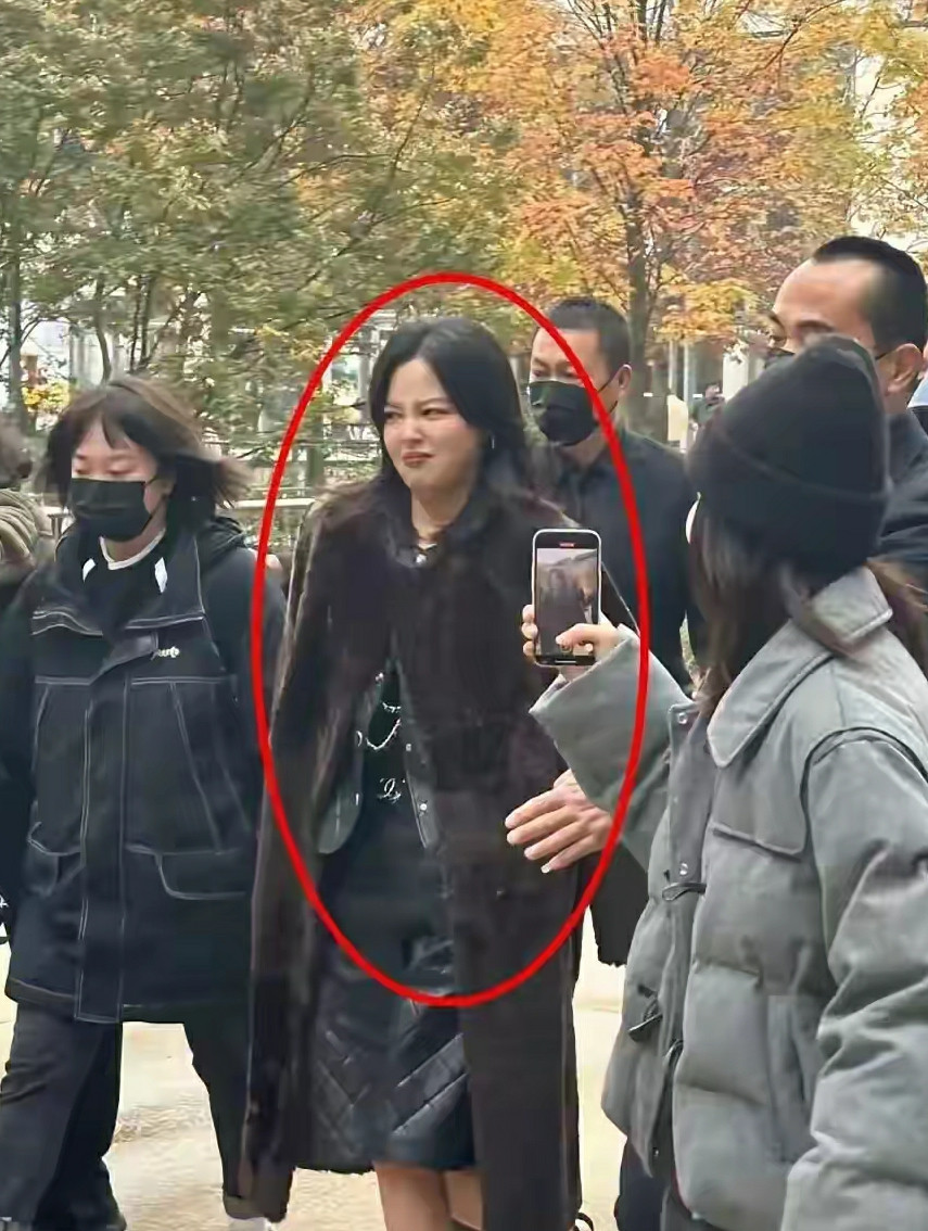 妈呀。。。她在路人镜头下长这样？