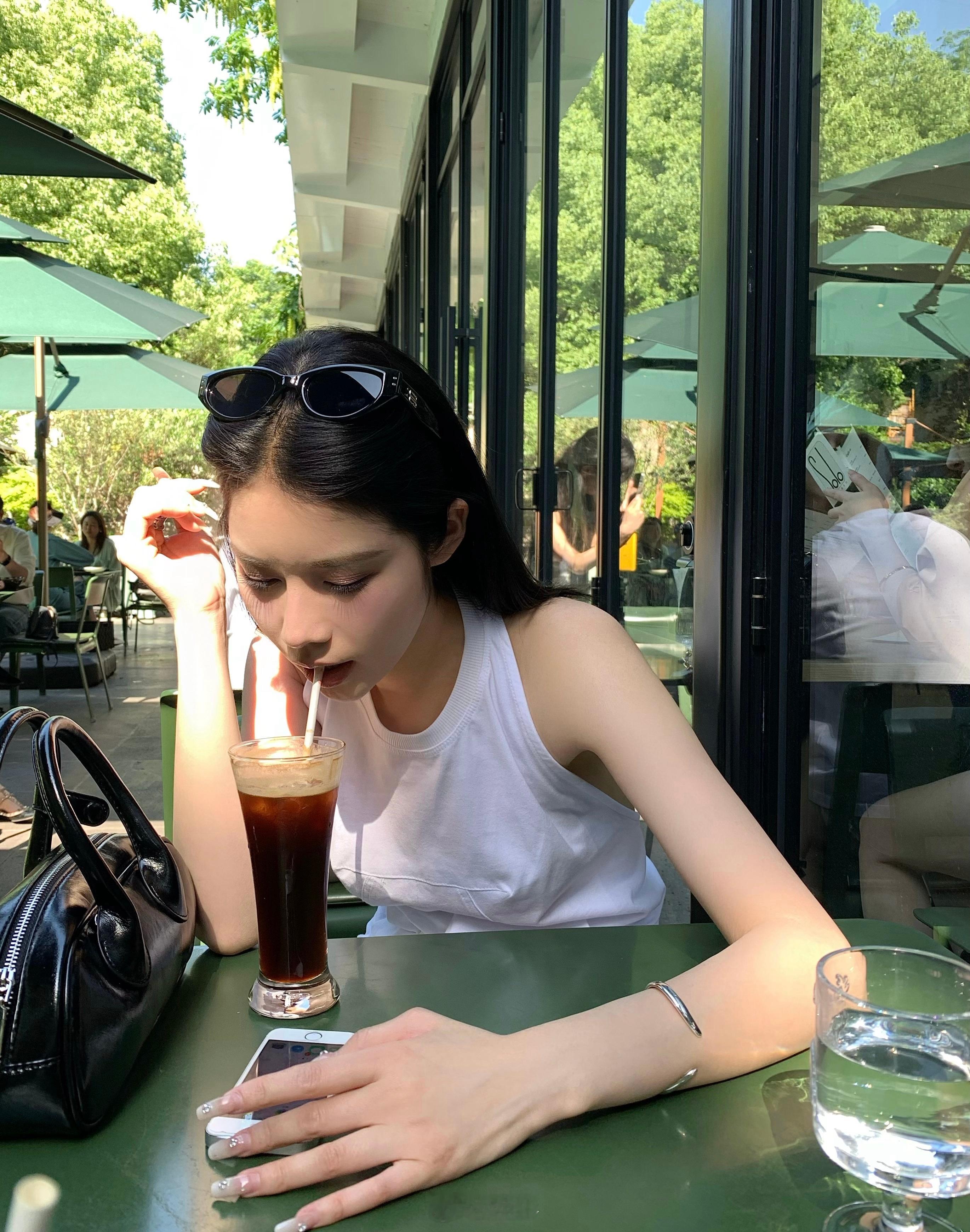 还是以前的home键iPhone有意思。​​​