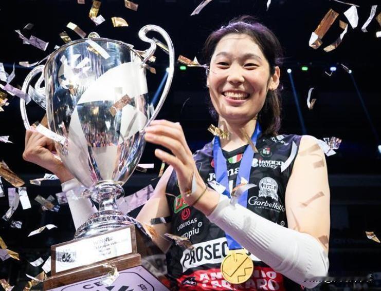 女排奥运冠军，里约12“金花”，曾经携手并肩在赛场上为国争光的她们，大多已转型开