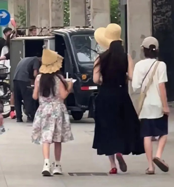 霍思燕带儿女逛街被偶遇！母女背影神似穿黑裙瘦不少，家庭幸福羡煞旁人！​​​