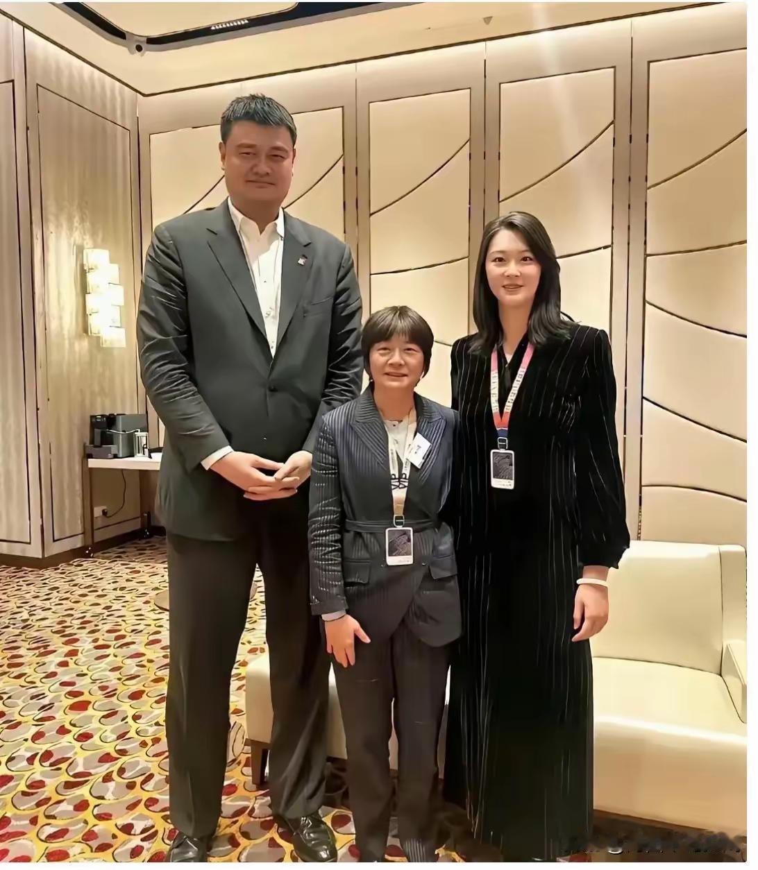 三大球名将罕见同框，个个都是传奇。这张姚明、邓亚萍、惠若琪的同框照极具分量，汇聚