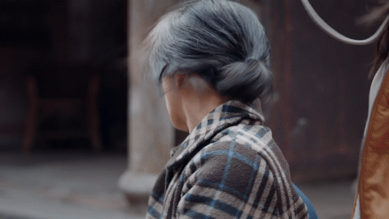 窝囊的爸癫狂的妈为姐复仇的她怕再失女的她推开所有“危险”，严苛管教背后是无法