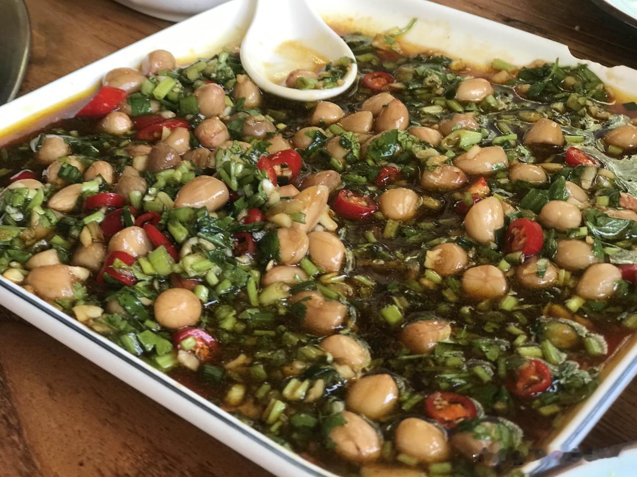 而且看到送外卖的那些年轻人，满头大汗，跑上跑下，我是佩服的。他们有的也许是专