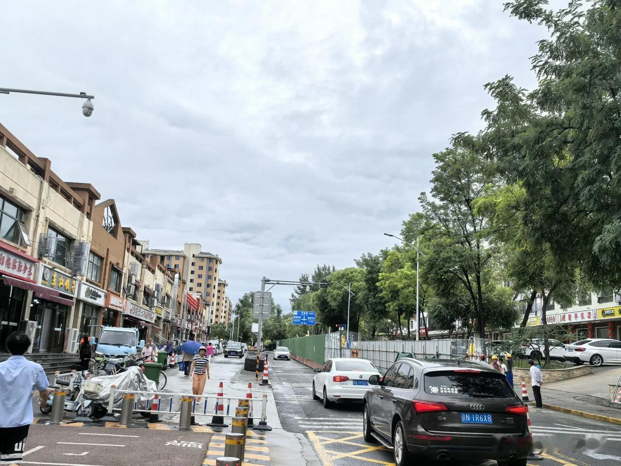 难怪店面门口贴着这样的告示：出门溜达几天，7月26日继续营业。看来，商家对于