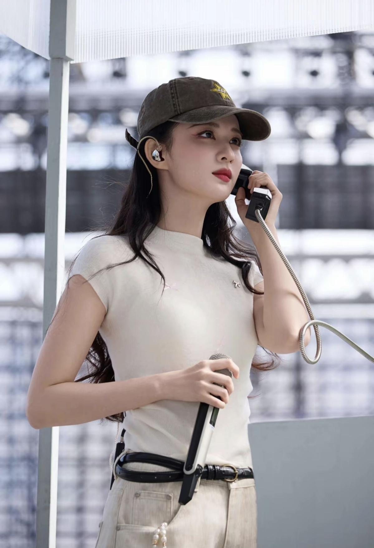 王楚然的舞台准备时刻，认真的人自带光芒[比心] 谁懂啊，王楚然戴棒球帽的样子，清