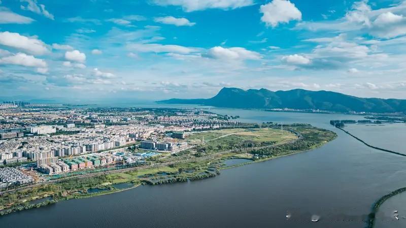 这两年昆明楼市不少区域房价还是降了。昆明楼市的草海板块，这边算是昆明楼市比较强