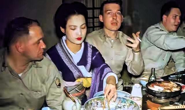 1948年，东京。漂亮的日本女子，伺候美国大兵吃喝玩乐。
