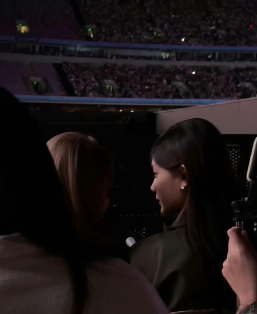 在汪苏泷杭州演唱会偶遇李一桐这是什么神仙同框！李一桐现身汪苏泷演唱会内场区，生