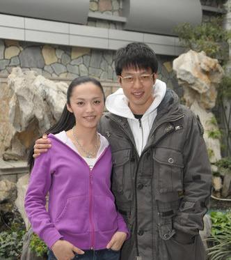 凌潇肃还是帅的，姚晨谈不上漂亮，不过她自信，女人自信本身就是美。凌潇肃和二婚妻子