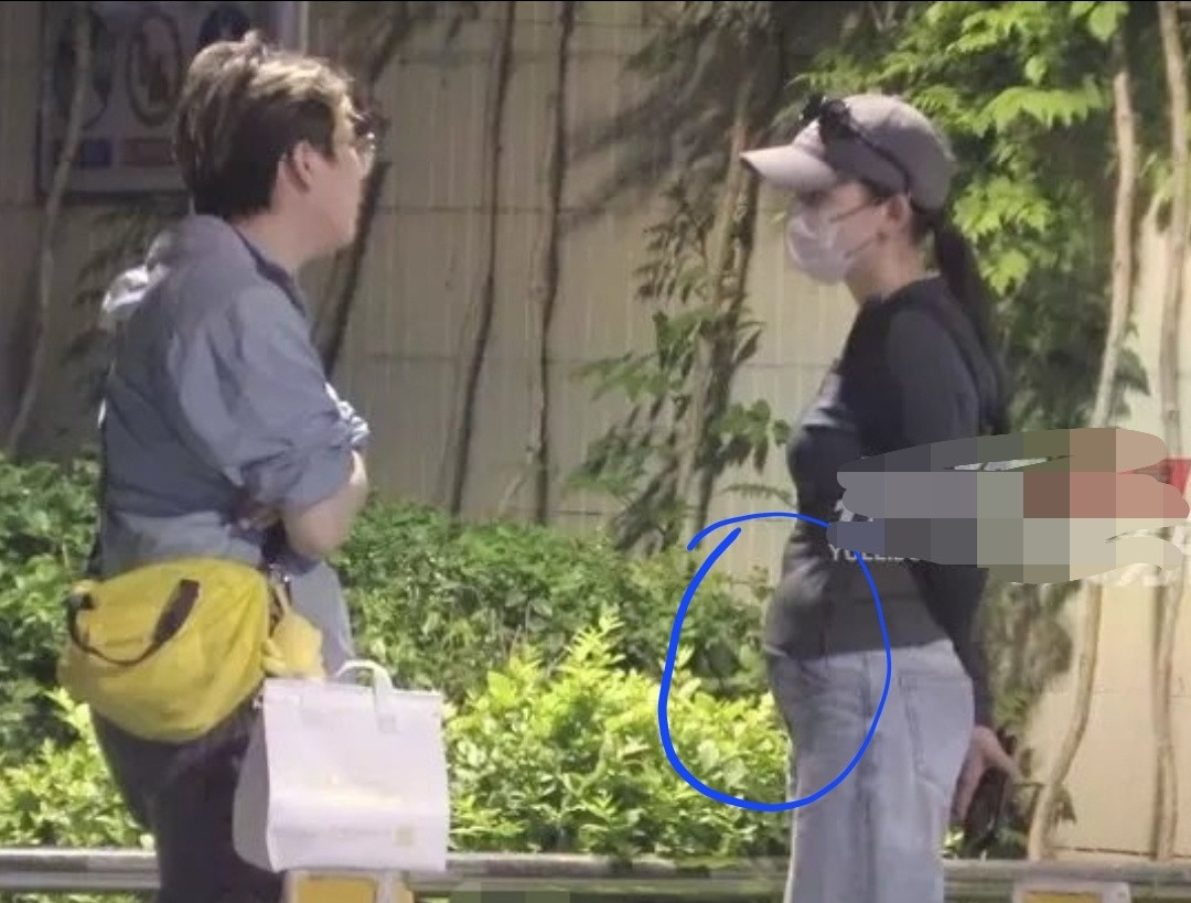 热依扎疑似怀孕女艺人热依扎被狗仔拍的深夜路透，就因为穿紧身衣小腹有点突出，全网