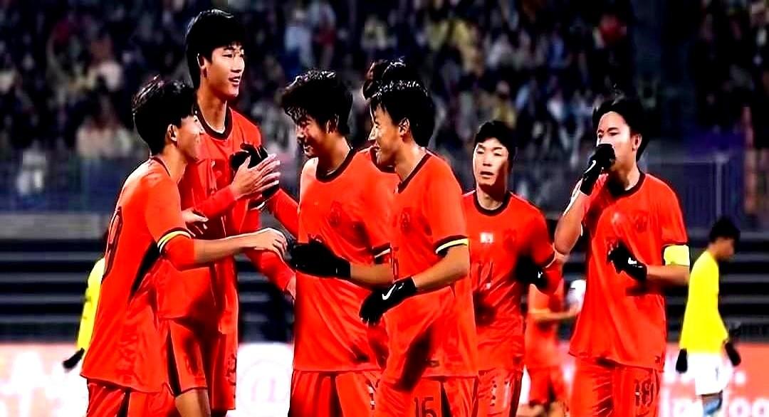 安东尼奥这操作，绝了！人都被国足抽光了，硬是敢用刚合练48小时的新人杜月徵。