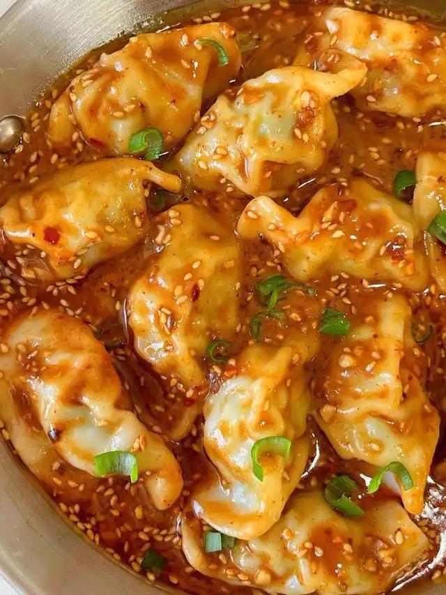 陕西西安，一家饺子馆收留了一位瘸腿姑娘，管吃管住工资1200元。4年后食客渐少，