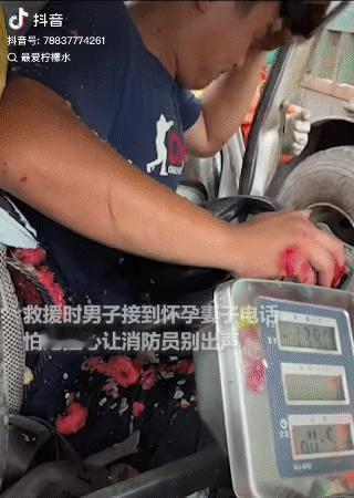 那天，一辆货车出了事故，司机被卡在变形的驾驶座里，身上沾着灰，胳膊还有些擦伤。