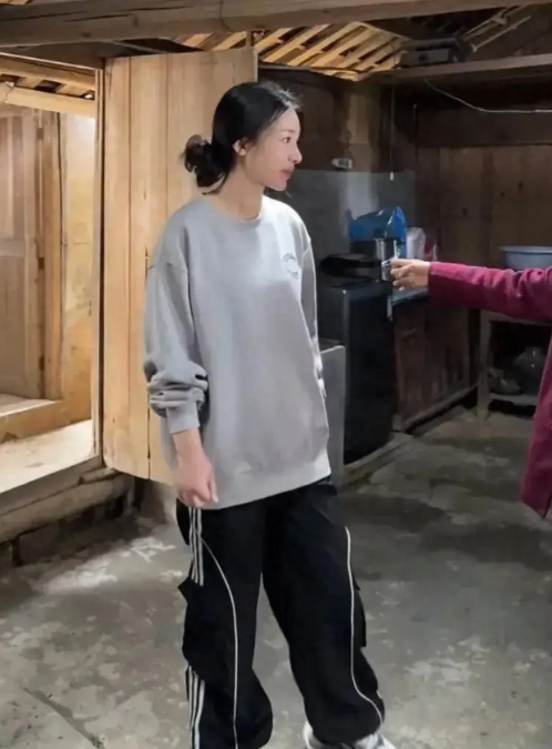柳岩回衡阳老家：祖宅中的亲情与岁月痕迹