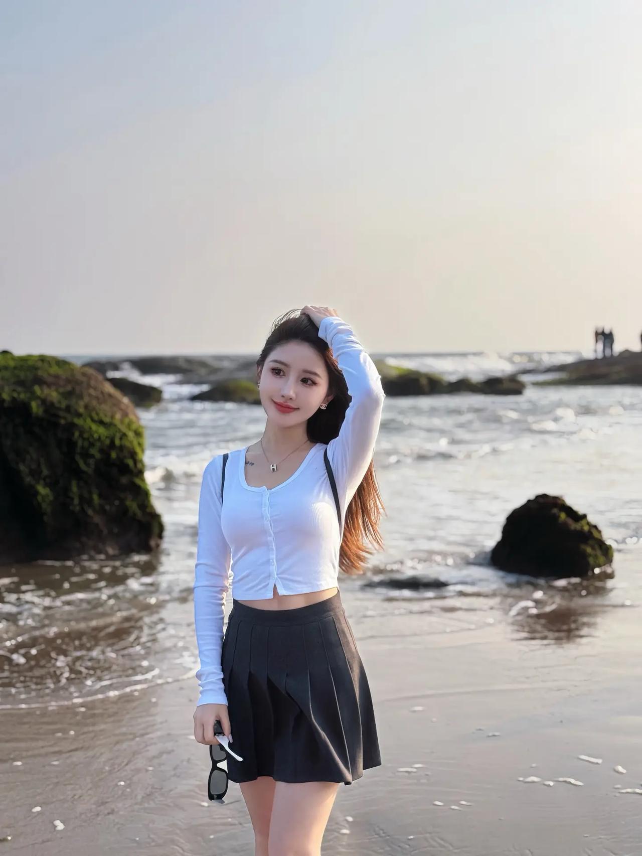 因为很喜欢大海，所以每天都在看海，可能上辈子是条美人鱼。