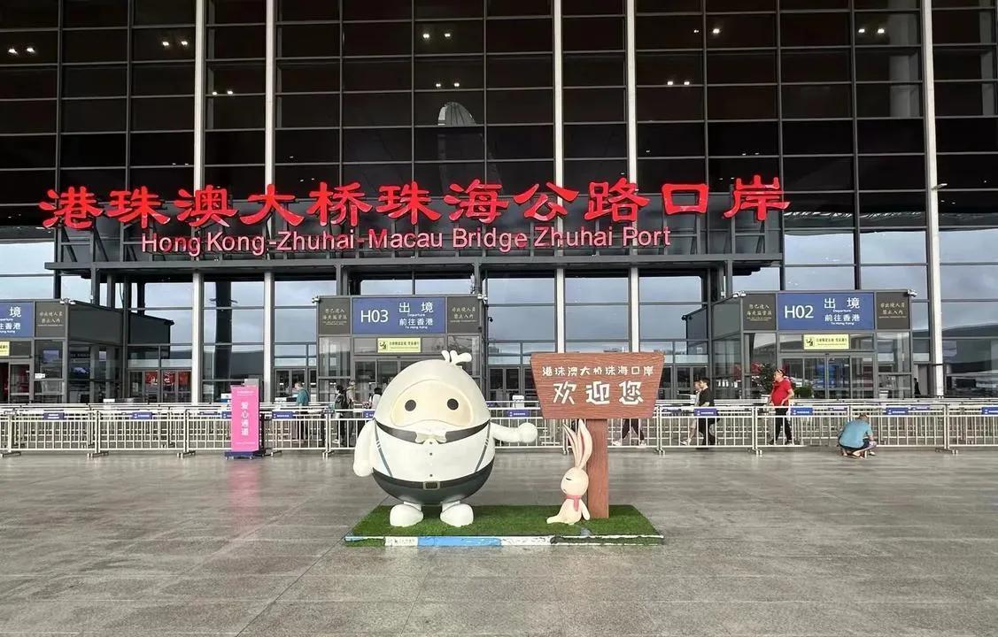 彭博社的脸该打还是要打的！这次是《新闻联播》打的。曾被彭博社嘲讽为面子工程的港