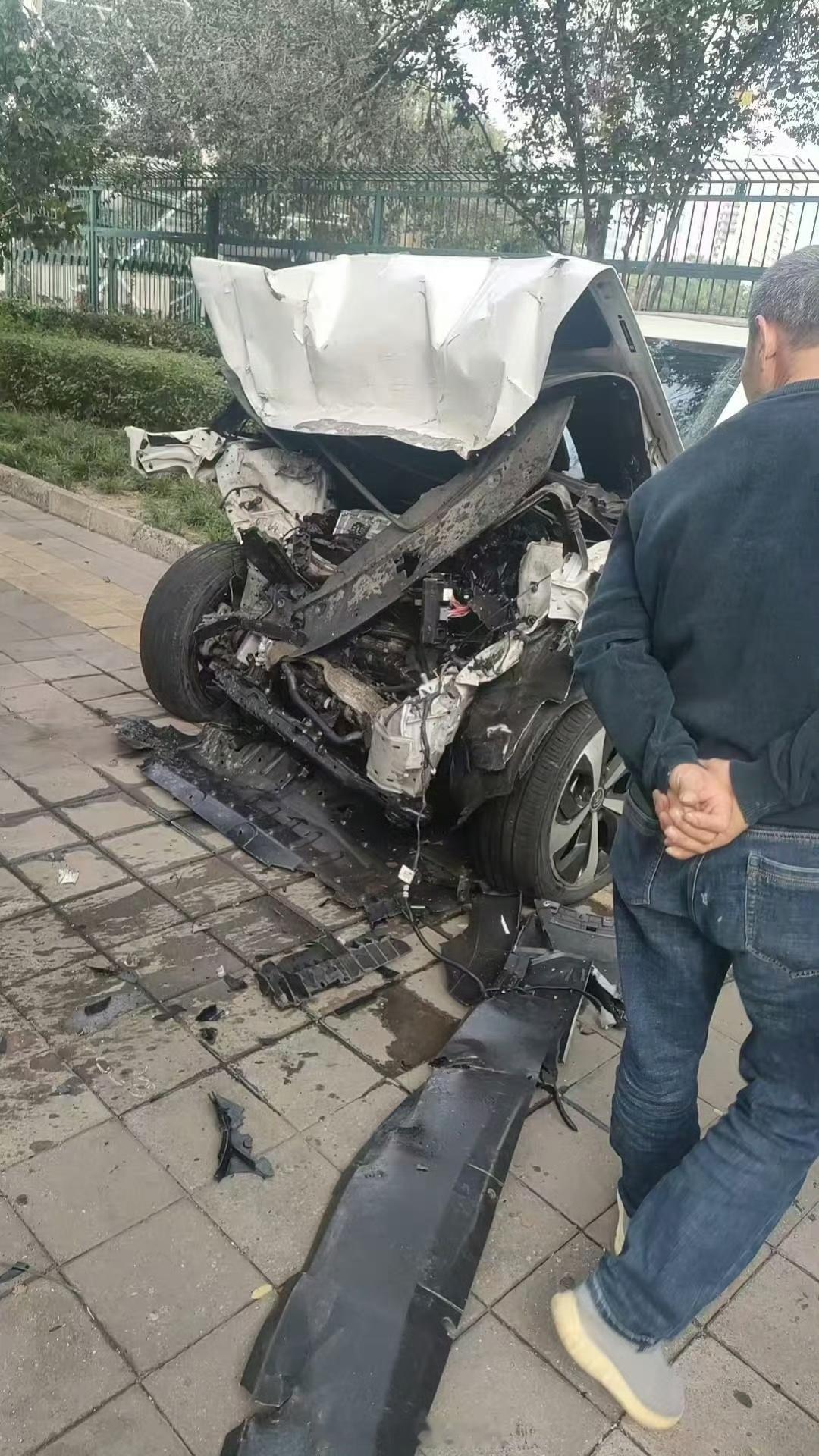 不得不说，被撞方比亚迪宋是真硬啊……希望对方人没事儿。[祈祷]陈震闪灵​​​