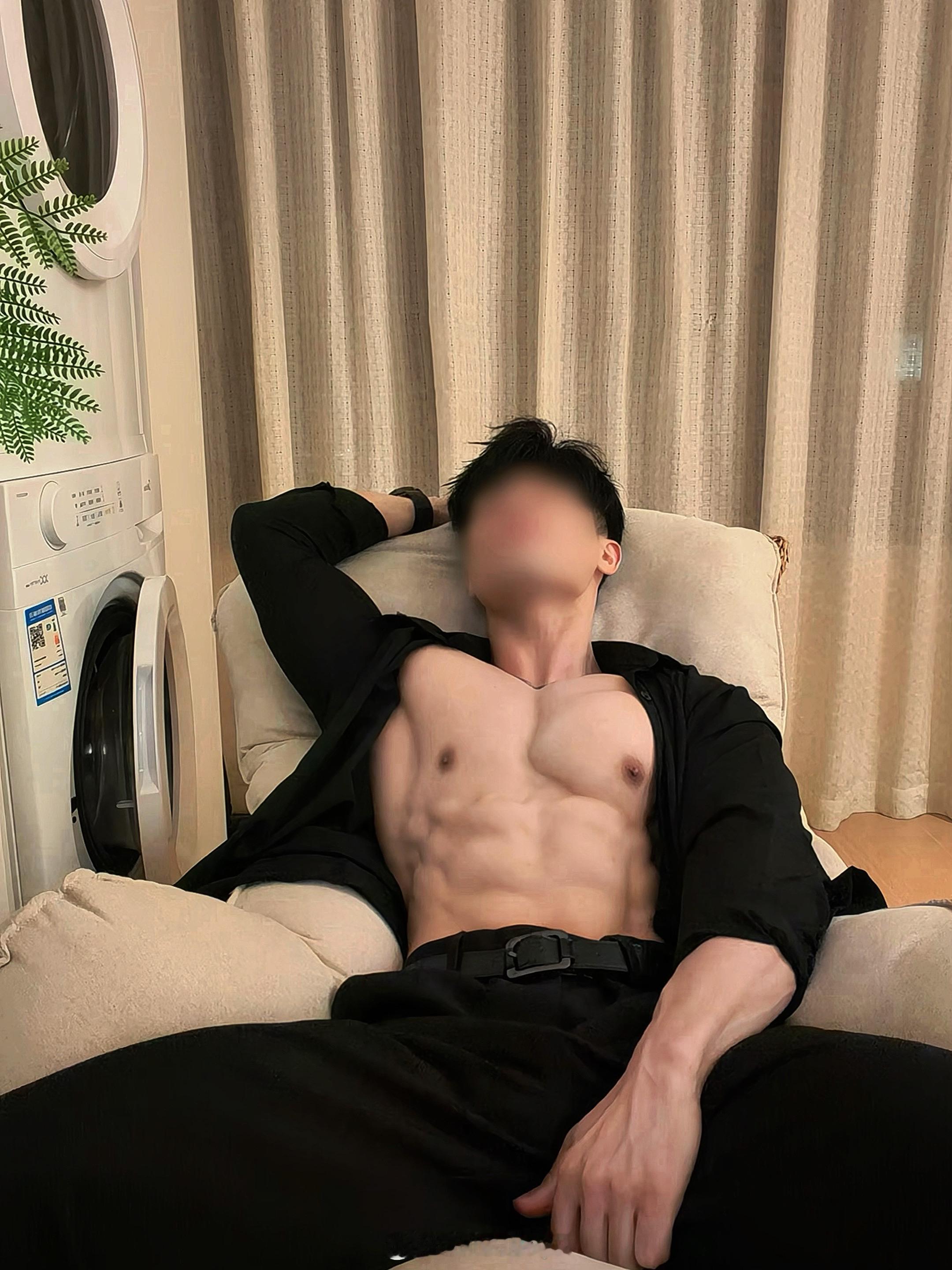 好适合当绘画参考，手臂抬起来胸肌会被拉起来变形