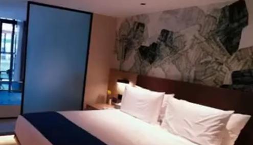 湖南，一对情侣去酒店开房，半夜睡觉时，两人都是一丝不挂，不料，凌晨房门却“叮”