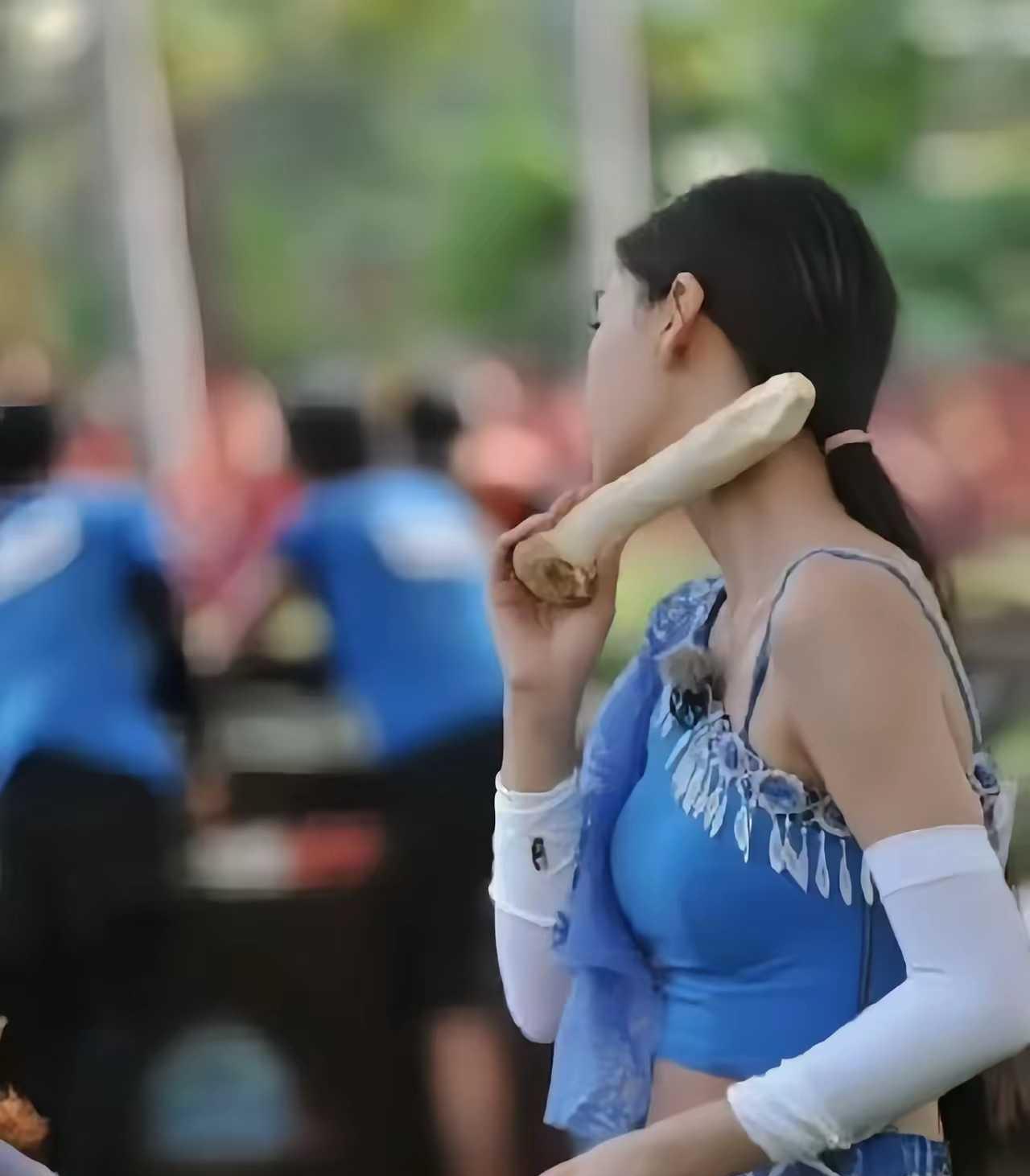 杨颖用大头菇按摩，感觉很享受的样子。