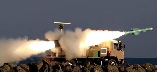 真打爆了！伊朗C802反舰导弹呼啸而出，科威特战舰瞬间沉没。50万大军死磕到底，